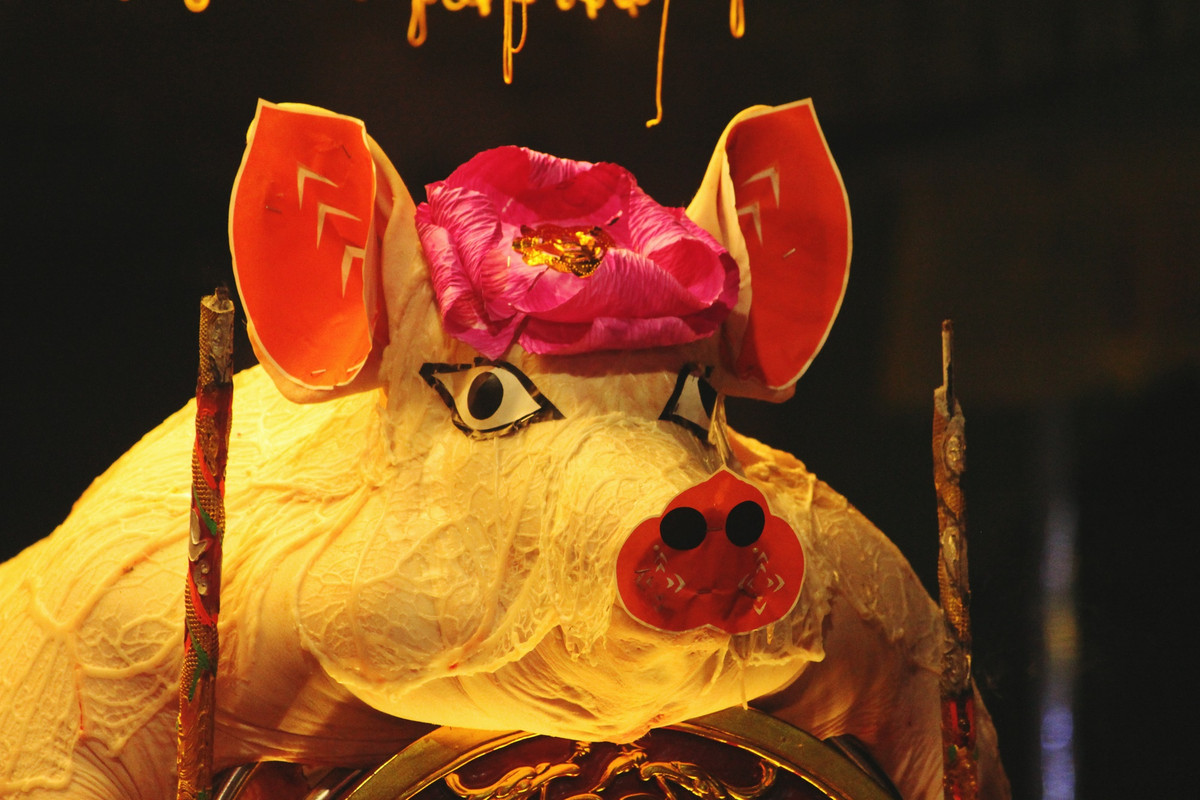 Mỗi gia đình trong xóm của xã La Phù khi tham gia rước lợn đều phải lựa chọn lợn rất kỹ, những con lợn được chọn là những con đã được nuôi dưỡng cẩn thận, được ăn uống sạch sẽ, vệ sinh, không ăn những thức ăn thừa, ôi thiu…Trọng lượng thường lên đến 200kg. “Ông lợn” sau khi làm thịt xong, sẽ được người có trách nhiệm khéo léo trang trí xung quanh và phủ lên một lớp mỡ của chính con lợn đó giống như một chiếc áo choàng để tôn lên sự trang nghiêm, lòng thành kính.