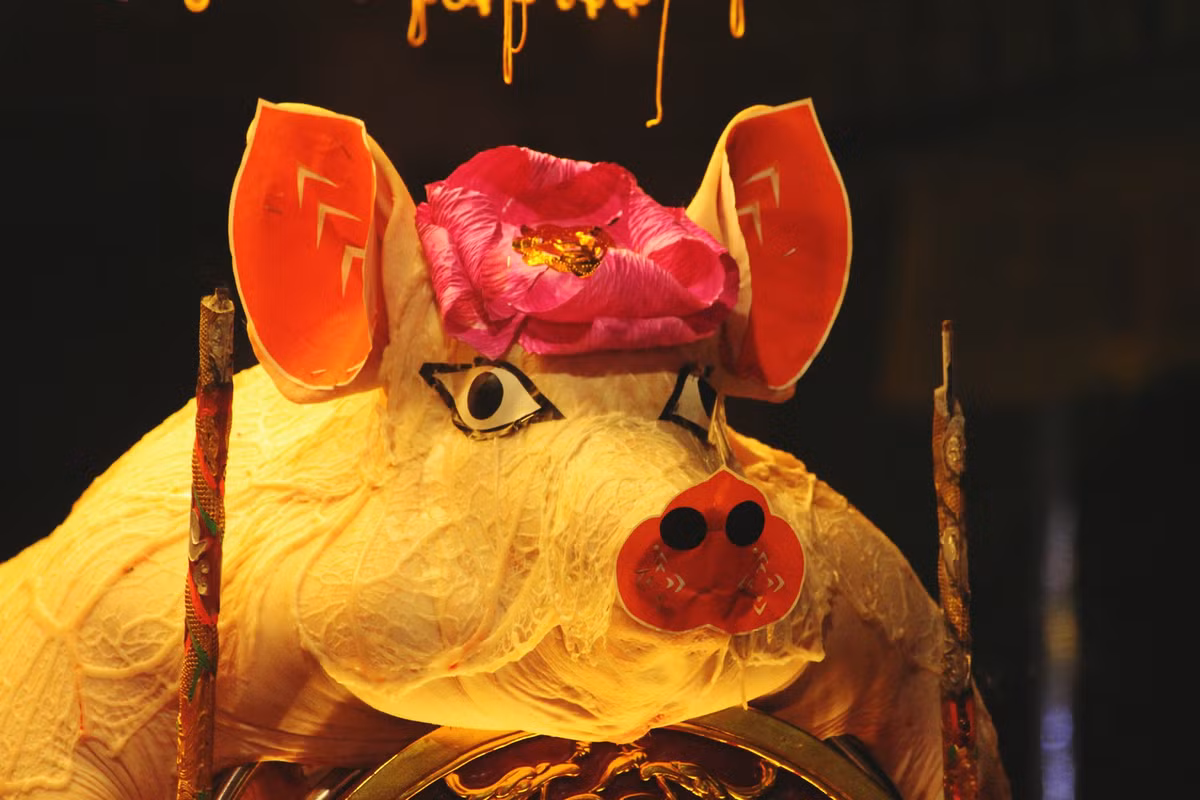 Mỗi gia đình trong xóm của xã La Phù khi tham gia rước lợn đều phải lựa chọn lợn rất kỹ, những con lợn được chọn là những con đã được nuôi dưỡng cẩn thận, được ăn uống sạch sẽ, vệ sinh, không ăn những thức ăn thừa, ôi thiu…Trọng lượng thường lên đến 200kg. “Ông lợn” sau khi làm thịt xong, sẽ được người có trách nhiệm khéo léo trang trí xung quanh và phủ lên một lớp mỡ của chính con lợn đó giống như một chiếc áo choàng để tôn lên sự trang nghiêm, lòng thành kính.