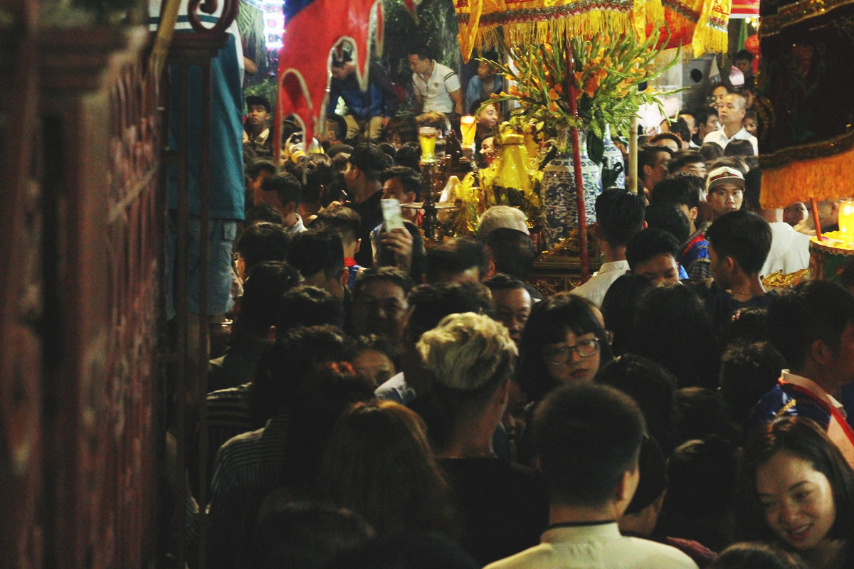 Theo lệ, nếu xóm gần thì rước “ông lợn” trước, còn xóm xa rước sau. Đến khoảng 21h ngày 13 tháng Giêng, sau khi “dạo quanh” làng các “ông lợn” lần lượt được rước vào đình dưới sự hướng dẫn của ban tổ chức và các cụ cao niên.