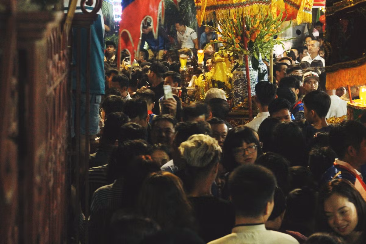 Theo lệ, nếu xóm gần thì rước “ông lợn” trước, còn xóm xa rước sau. Đến khoảng 21h ngày 13 tháng Giêng, sau khi “dạo quanh” làng các “ông lợn” lần lượt được rước vào đình dưới sự hướng dẫn của ban tổ chức và các cụ cao niên.