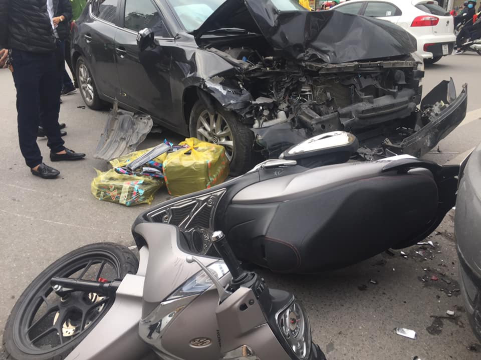 Sau khi đâm liên hoàn hai xe máy trên đường, chiếc xe mới dừng lại. Đúng lúc này, một xe ô tô đang đi chuyển chiều ngược lại khi đến hiện trường vụ tai nạn không kịp xử lý đã va chạm vào hai chiếc xe máy bị chiếc ô tô mazda đâm trúng.