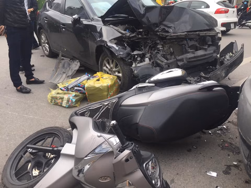 Sau khi đâm liên hoàn hai xe máy trên đường, chiếc xe mới dừng lại. Đúng lúc này, một xe ô tô đang đi chuyển chiều ngược lại khi đến hiện trường vụ tai nạn không kịp xử lý đã va chạm vào hai chiếc xe máy bị chiếc ô tô mazda đâm trúng.