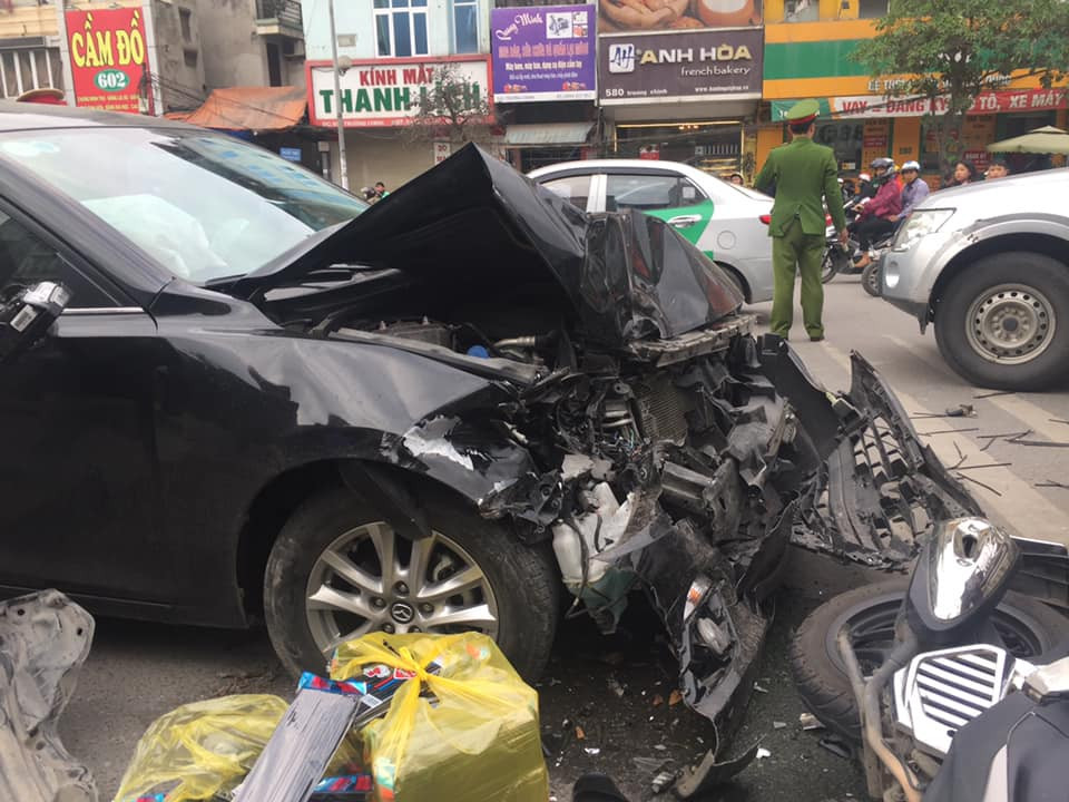 Một nhân chứng cho biết, thời điểm trên, chiếc xe Mazda biển số Hà Nội đang đi trên đường (hướng Trường Chinh đi Minh Khai), khi đến trước cửa số nhà 341 thì đâm vào cột chỉ dẫn giao thông, rồi tiếp tục đâm vào một chiếc xe máy hiệu biển Sơn La do hai nam thanh niên điều khiển.