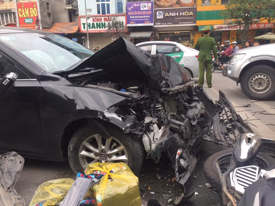 Một nhân chứng cho biết, thời điểm trên, chiếc xe Mazda biển số Hà Nội đang đi trên đường (hướng Trường Chinh đi Minh Khai), khi đến trước cửa số nhà 341 thì đâm vào cột chỉ dẫn giao thông, rồi tiếp tục đâm vào một chiếc xe máy hiệu biển Sơn La do hai nam thanh niên điều khiển.