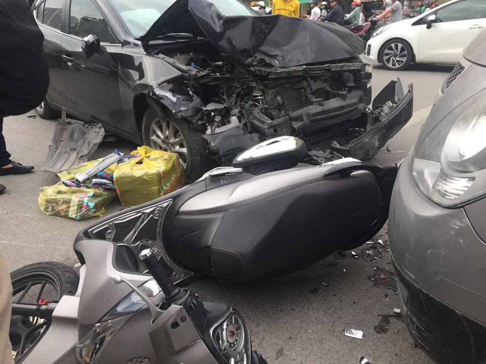 Tai nạn đã làm cả 3 nạn nhân trên xe máy bị thương, trong đó hai nạn nhân bị xây xát nhẹ, một nạn nhân bất tỉnh nhập viện cấp cứu.