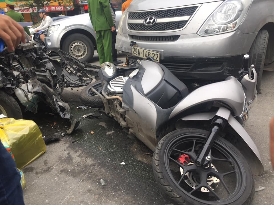 Tại hiện trường chiếc xe Mazda gây tai nạn bị hư hỏng nặng phần đầu, bị bung túi khí, hai chiếc xe máy bị hư hỏng nhẹ. Tài xế ô tô gây tai nạn đã rời khỏi hiện trường ngay sau đó.