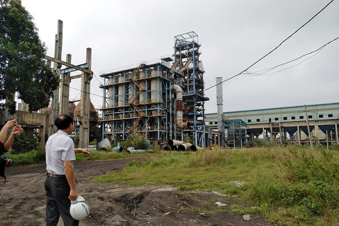 Sâu trong Nhà máy cán thép Lưu Xá, đại công trường, các phân xưởng ngổn ngang hệ thống giàn sắt thép lắp đặt dở. Một nhóm công nhân thực hiện thay bạt che mưa chống nắng cho các thiết bị để giữa bãi đất trống.