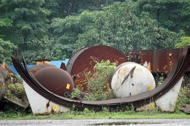 Một cán bộ thuộc TISCO cho biết, tổng số lượng vật tư, thiết bị được đưa về phục vụ dự án lên tới trên 35.800 tấn. Theo quan sát của PV, hàng trăm cán bộ, công nhân viên được TISSCO huy động để bảo trì, bảo vệ tài sản, thiết bị máy móc.