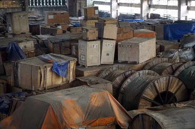 Do dự án đắp chiếu không hoạt động, TISCO xây dựng một nhà kho rộng hàng nghìn m2 để chứa, bảo quản hàng trăm tấn thiết bị điện phục vụ các hạng mục của dự án. Những thiết bị điện này chưa mở niêm phong, xếp theo thứ tự và được lắp đặt hàng chục chiếc điều hòa bảo quản với điều kiện nhiệt độ theo tiêu chuẩn của nhà thầu là 25 độ C. Ngoài ra, một xí nghiệp trực thuộc TISCO cũng là nơi bảo quản, duy trì vận hành 5 đầu máy tải hàng và nhiều xe đầu kéo, rơ moóc chưa một lần sử dụng.