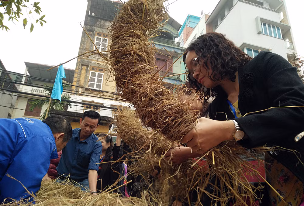 Sau khi tướng quân Phan Tây Nhạc mất, dân làng nơi đây đã tôn ông làm Thành hoàng làng, hàng năm vào đúng ngày mùng 8 Tết dân làng Thị Cấm lại cùng nhau mở hội thi thổi cơm để nhắc nhở con cháu tưởng nhớ đến công ơn xưa.