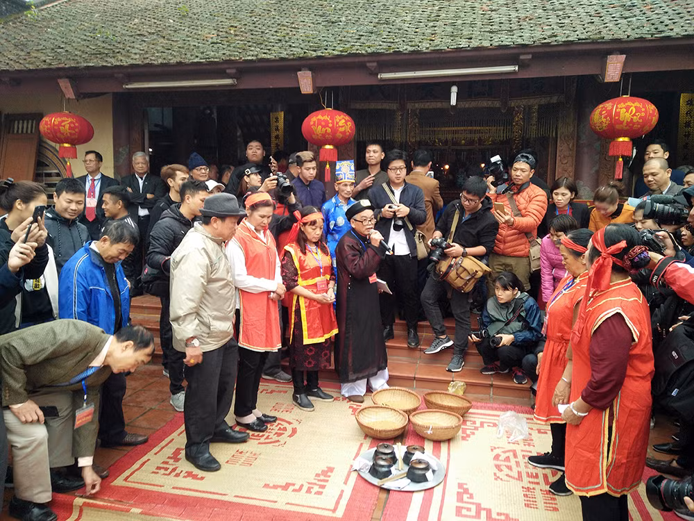 Theo các cụ cao niên trong làng, lễ hội thổi cơm thi của làng Thị Cấm bắt nguồn từ việc tưởng nhớ công ơn của tướng quân Phan Tây Nhạc. Tương truyền rằng, ông là tướng quân của Vua Hùng thứ 18, từng đóng quân ở làng Thị Cấm và thường tổ chức cho quân lính thi thổi cơm.