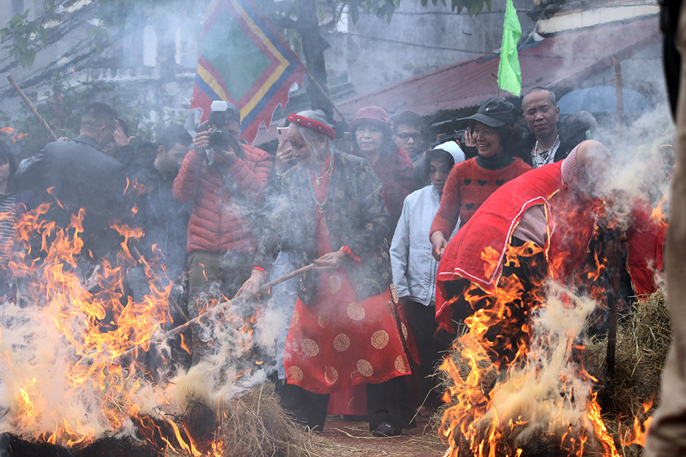 Các đội thi tham gia đốt rơm xung quanh để ủ niêu cơm.