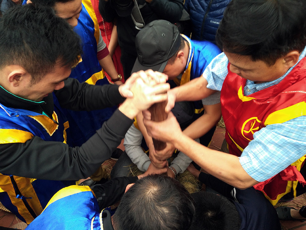 Ngay khi ban tổ chức hô hiệu lệnh bắt đầu, các đội khẩn trương vào vị trí và sẵn sàng thi đấu.