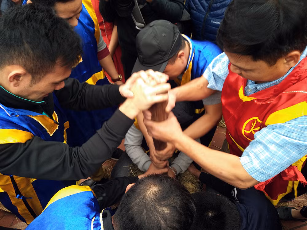 Ngay khi ban tổ chức hô hiệu lệnh bắt đầu, các đội khẩn trương vào vị trí và sẵn sàng thi đấu.