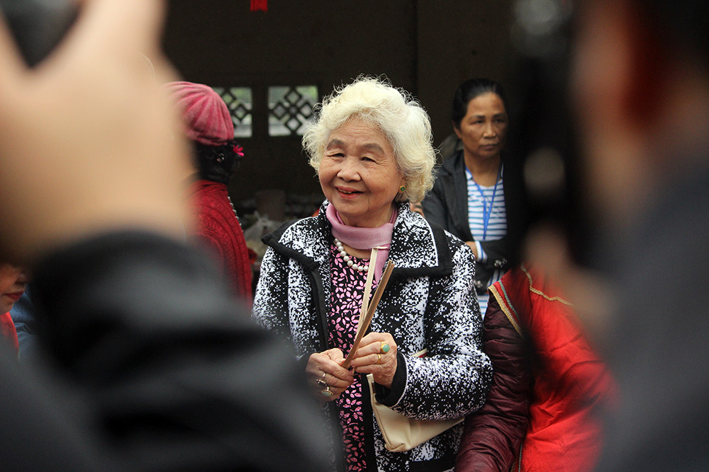 Nhiều cụ bà lớn tuổi trong làng cùng con cháu đến vui hội tưng bừng.