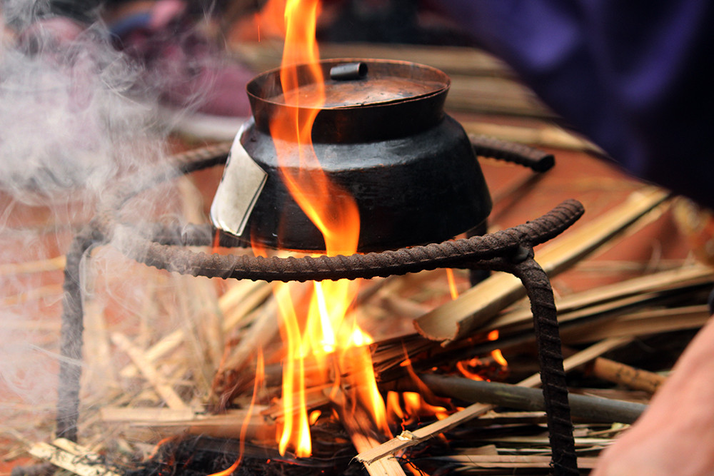 Tiếp đó, gạo được cho vào niêu để những người khéo léo thổi cơm.