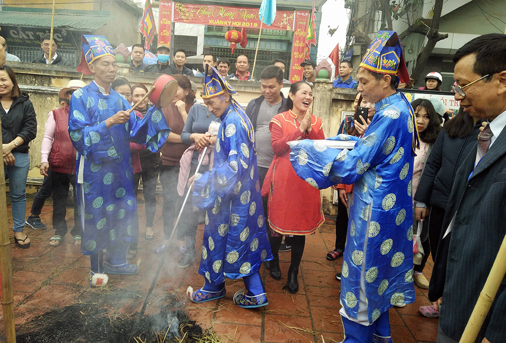 Thời gian thi đấu khoảng 1h đồng hồ, sau khi kết thúc phần thi các bô lão trong làng được cử ra làm trọng tài lần lượt đi xung quanh để lấy niêu cơm của các đội thi.