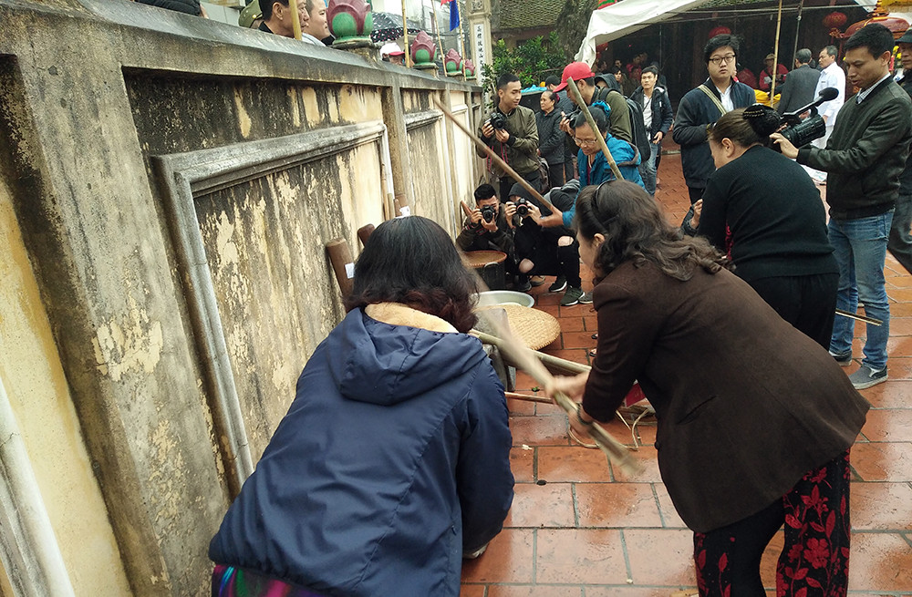 Tham gia phần thi thổi cơm, có 4 đội chơi. Mỗi đội sẽ được ban tổ chức chuẩn bị cho các đồ đạc như chày, cối, niêu cơm, rơm, diêm...