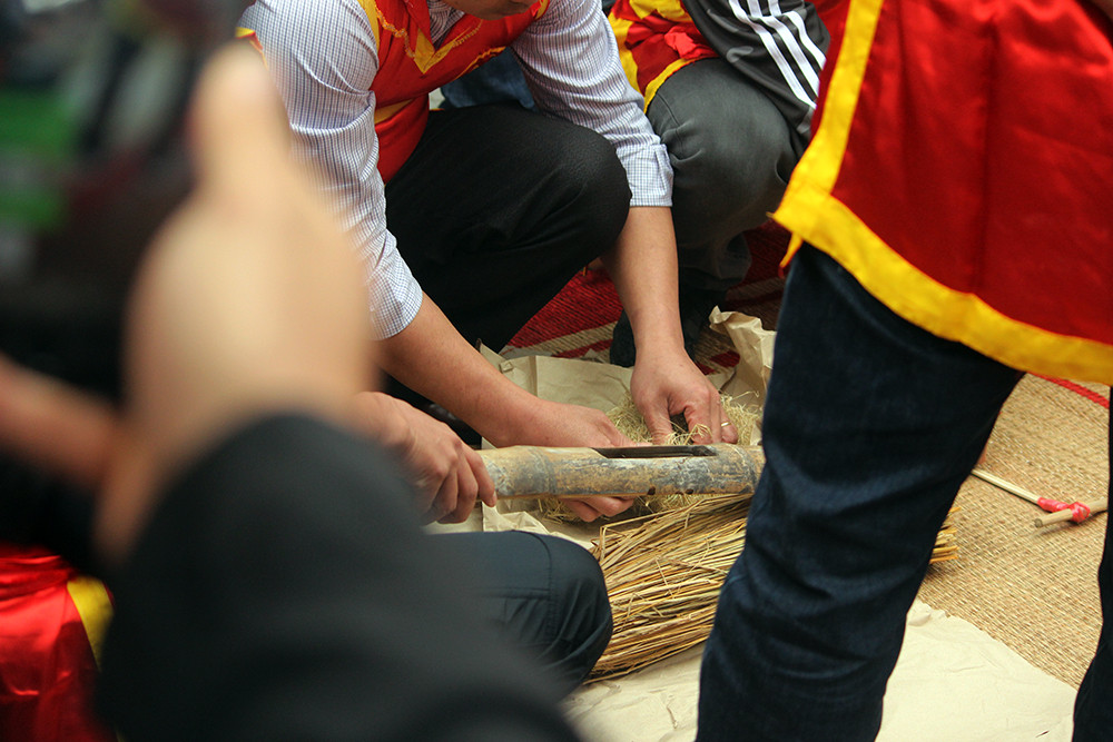 4 đội tham gia thi sẽ cử ra một nam tham gia kéo lửa. Việc kéo lửa cần phải có một nắm rơm được vo nát làm bùi nhùi mồi lửa. Để kéo lửa ra, các đội cần lấy hai thanh giang kẹp vào bùi nhùi rồi dùng hai thanh tre ốp một mảng trên, một mảng dưới, sau đó giữ chắc hai đầu và kéo co cho cật giang cọ sát vào tre nhiều lần.