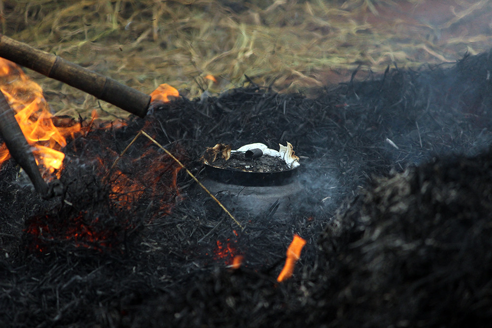 Lửa thổi cơm cần phải đun đều, sau khi cơm cạn nước sẽ được đắp rơm xung quanh để ủ cho niêu cơm chín đều.