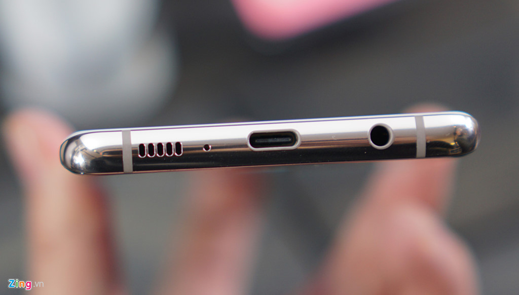 S10 có tất cả 4 màu gồm trắng, đen, và 2 màu xanh, trong khi đó bản S10+ có thêm 2 màu trắng và đen ceramic. Đây cũng chính là 2 phiên bản có cấu hình "khủng" nhất với RAM 12 GB và dung lượng lưu trữ 1 TB. Các phiên bản còn lại có tùy chọn RAM 8 GB với dung lượng 128 hoặc 512 GB. Với tất cả các phiên bản màu sắc, viền máy đều có màu trắng bóng, rất đẹp mắt.