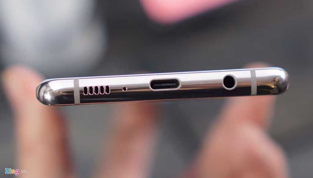 S10 có tất cả 4 màu gồm trắng, đen, và 2 màu xanh, trong khi đó bản S10+ có thêm 2 màu trắng và đen ceramic. Đây cũng chính là 2 phiên bản có cấu hình "khủng" nhất với RAM 12 GB và dung lượng lưu trữ 1 TB. Các phiên bản còn lại có tùy chọn RAM 8 GB với dung lượng 128 hoặc 512 GB. Với tất cả các phiên bản màu sắc, viền máy đều có màu trắng bóng, rất đẹp mắt.