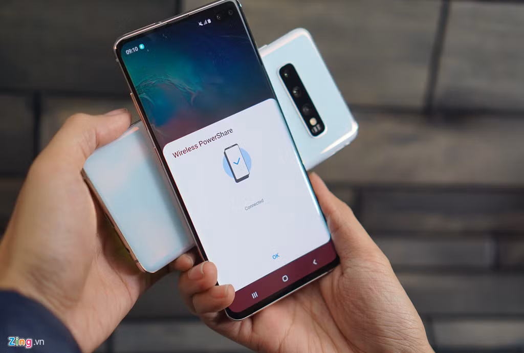 Wireless PowerShare là một tính năng mới khác của S10 và S10+. Khi kích hoạt tính năng này (trong phần cài đặt nhanh), máy sẽ tự động sạc không dây cho một thiết bị khác như smartphone hoặc tai nghe không dây Galaxy Buds. S10 sử dụng viên pin 3.4000 mAh trong khi S10+ là 4.100 mAh.