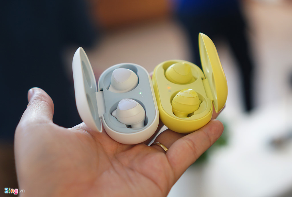 Đây là tai nghe không dây Galaxy Buds của Samsung. Tại Việt Nam, một số đại lý công bố sẽ tặng kèm tai nghe này cho người dùng khi đặt sớm sản phẩm. Máy sẽ ra mắt tại Việt Nam vào ngày 26/2, chỉ vài ngày sau màn ra mắt quốc tế.