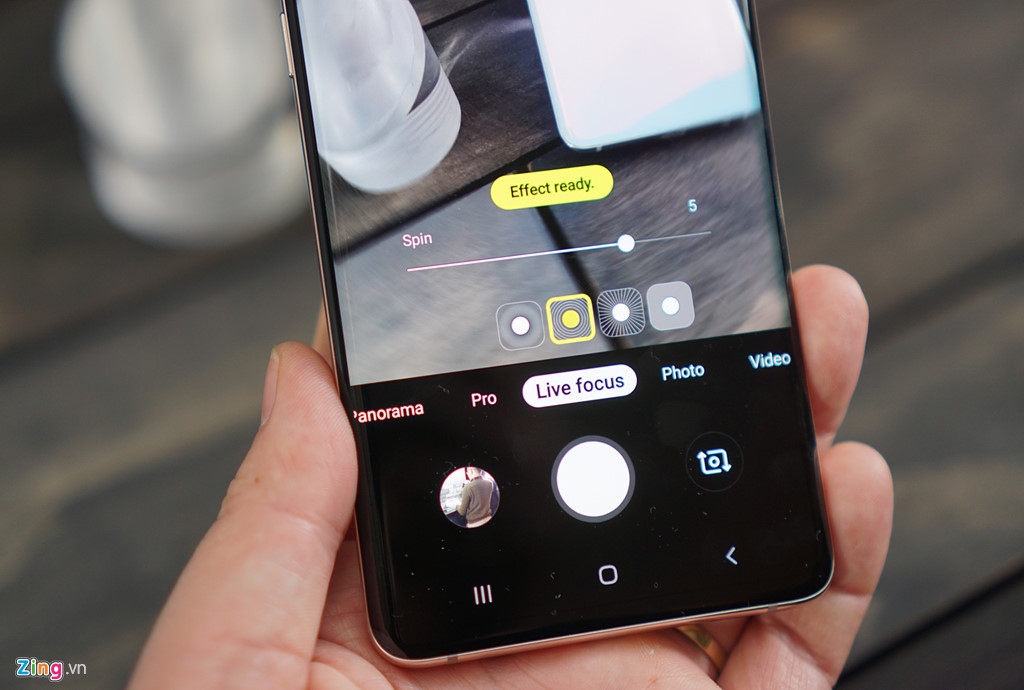 Model này hỗ trợ AI với tính năng scene optimizer, tối ưu hóa cho từng cảnh chụp khác nhau, đồng thời hỗ trợ chọn ra bức ảnh đẹp nhất khi chụp liên tục.