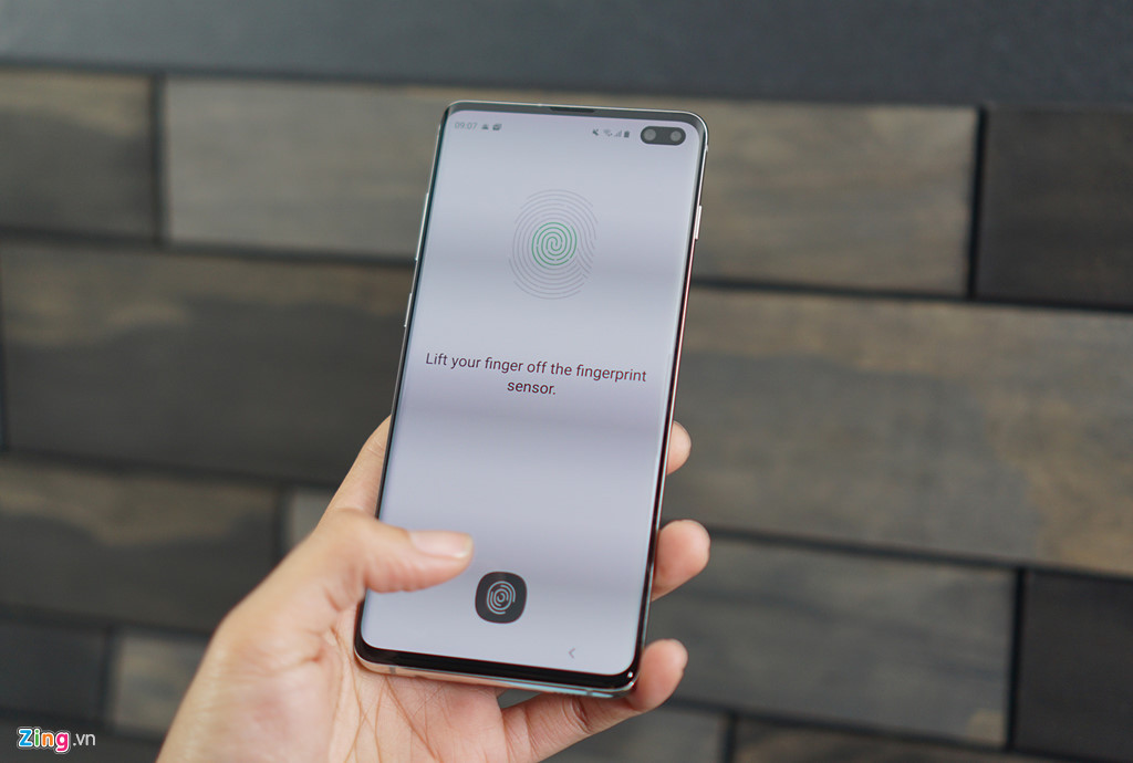Trên 2 mẫu Galaxy S cao cấp, hãng cũng trang bị tính năng cảm biến vân tay siêu âm, cho phép người dùng chạm vào màn hình để mở khóa, thay vì nút nguồn hoặc mặt lưng. Người dùng có thể tùy chọn hàng loạt cách mở khóa khác nhau gồm vân tay, nhận diện khuôn mặt, mống mắt, mật khẩu hoặc hình vẽ.