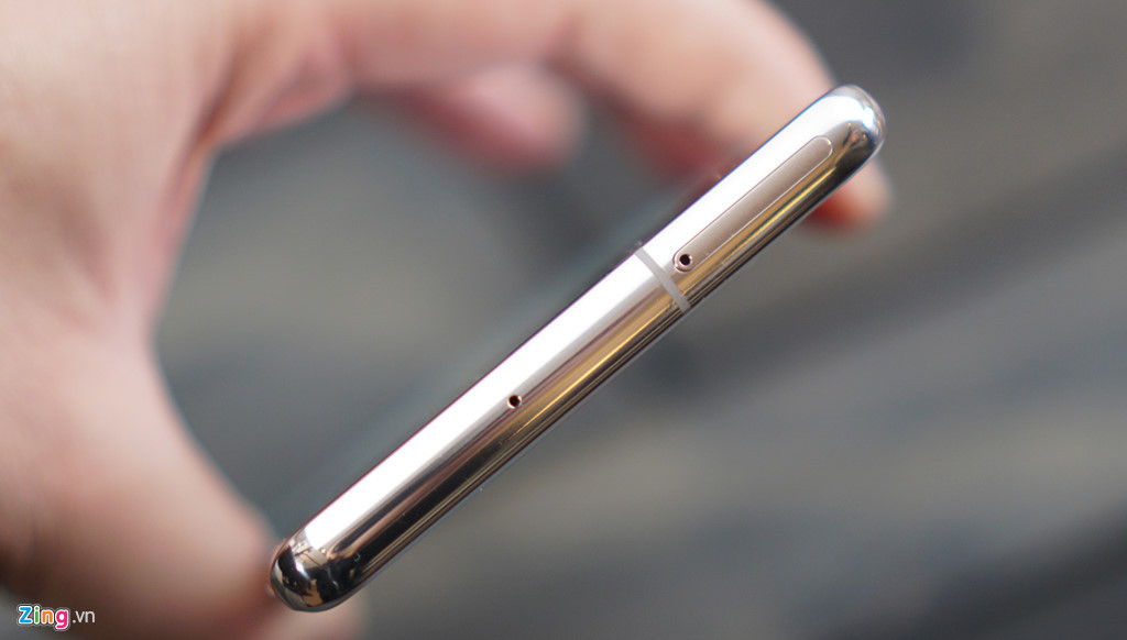 Qua nhiều thế hệ, khả năng hoàn thiện sản phẩm của Samsung đã đạt mức rất cao. Khi cầm vào máy, bạn sẽ cảm nhận được một sự trau chuốt, tinh xảo và quên mất các điểm nối hoặc vết gợn nào đó.