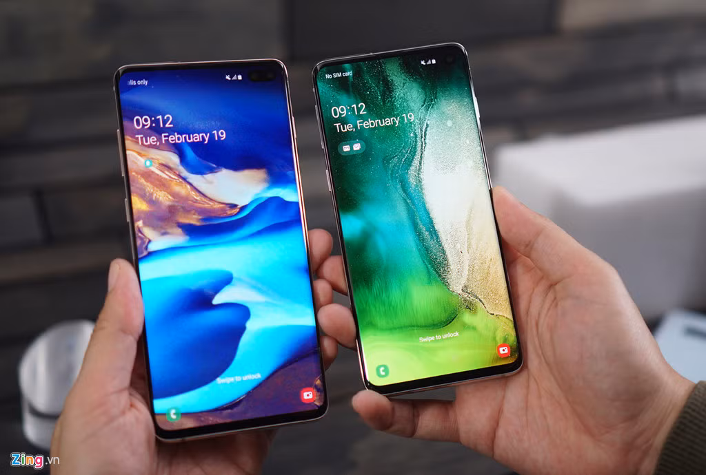 S10 (phải) và S10+ (trái) trang bị màn hình được Samsung gọi là Infinity-O Display, là một bước nâng cấp của màn hình vô cực trên S8 hay S9. Camera selfie của máy được đặt bên trong màn hình, khiến viền trên toàn toàn biến mất. S10 có màn hình 6,1 inch trong khi S10+ là 6,4 inch, dùng công nghệ AMOLED. Đây là những smartphone đầu tiên trên thế giới đạt chuẩn màn hình HDR 10+, giảm ánh sáng xanh gây hại cho mắt, đồng thời cho khả năng hiển thị tốt ngoài trời.