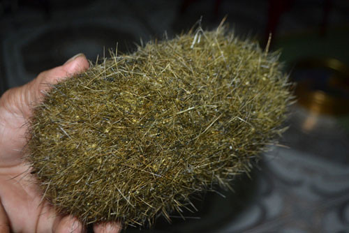 Hai vật thể lạ này được có hình bầu dục giống quả dứa, lông cứng màu bạch kim và được bọc trong một túi nhỏ màu trắng. Đến chiều ngày 27/3/2017, có một vị khách trên Hà Nội gọi điện cho gia đình ông Vị trả giá 2 tỷ nhưng gia đình vẫn chưa đồng ý bán.