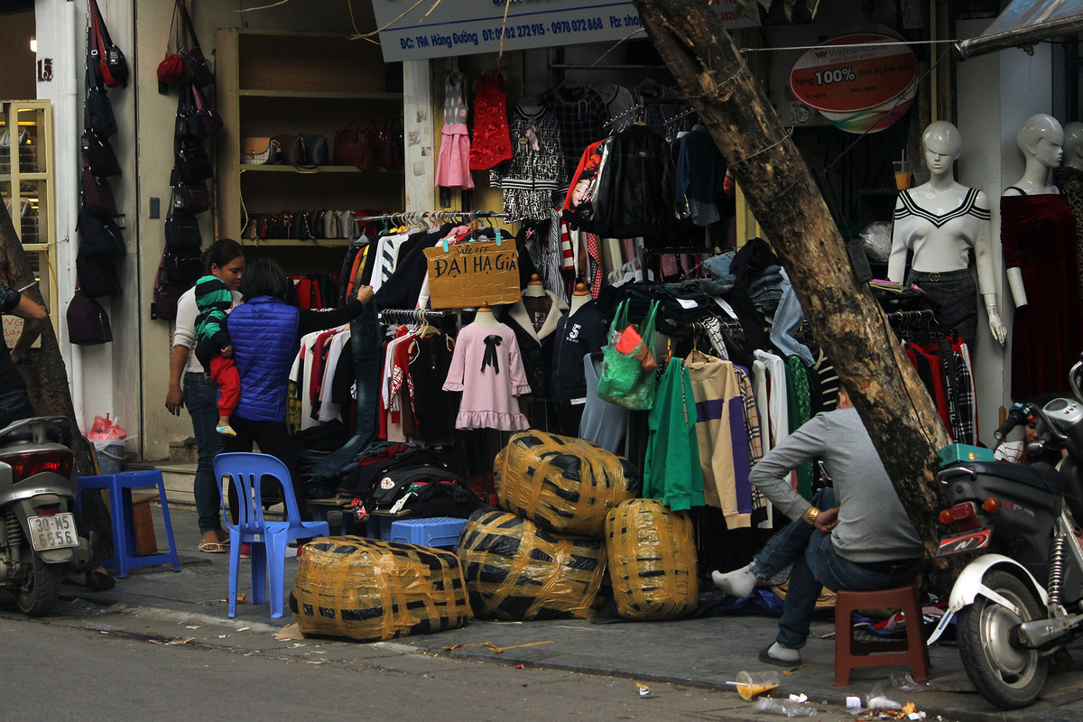 Quần áo bày bán la liệt trên vỉa hè phố cổ Hà Nội.