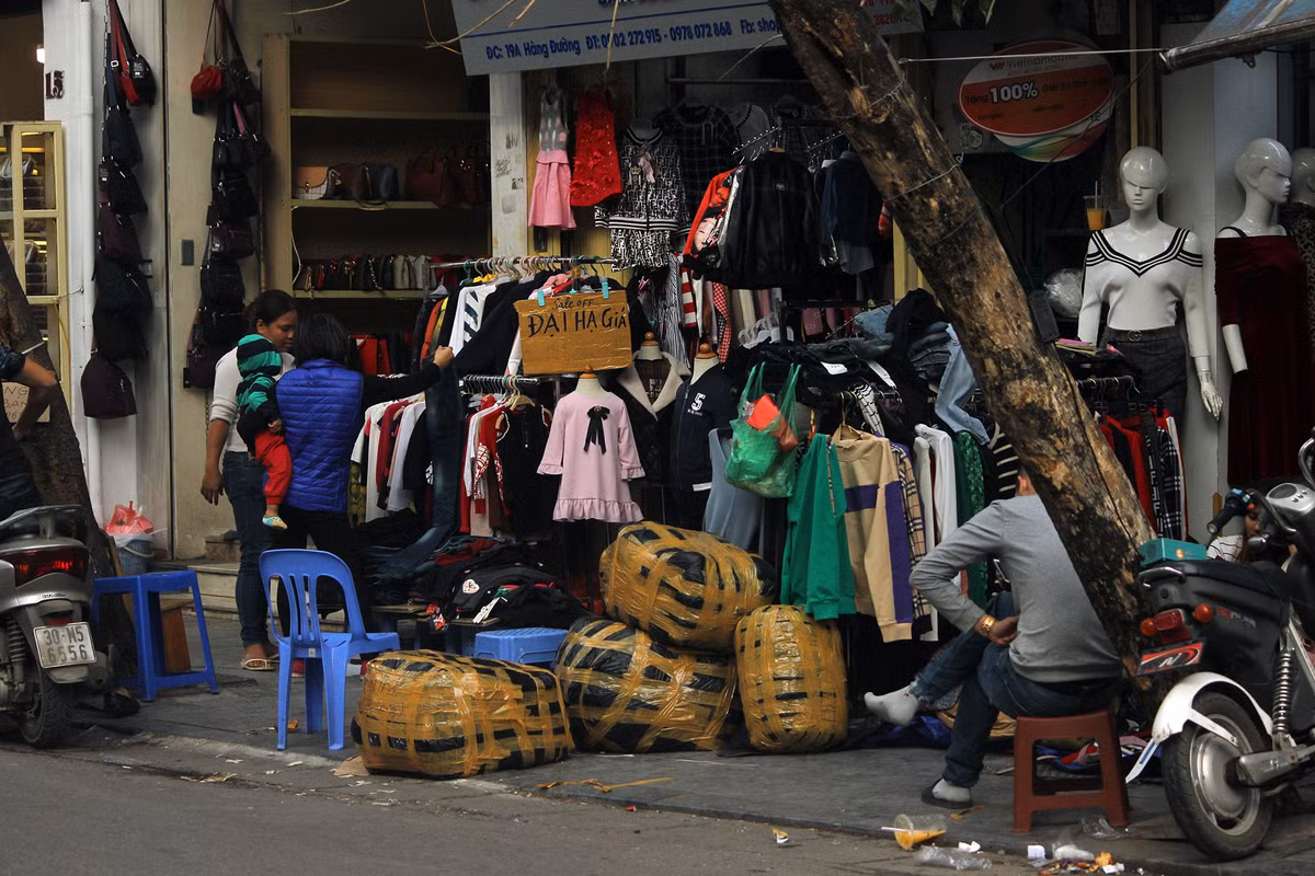 Quần áo bày bán la liệt trên vỉa hè phố cổ Hà Nội.