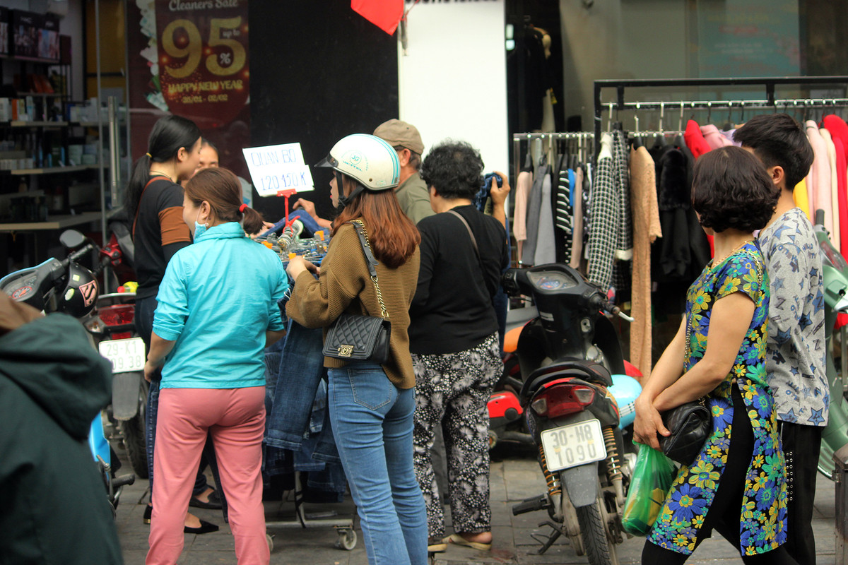 Chỉ khoảng 4 đến 5 người xúm lại xem quần áo bày bán lấn chiếm vỉa hè là cả đoạn đường đó bắt đầu hỗn loạn.