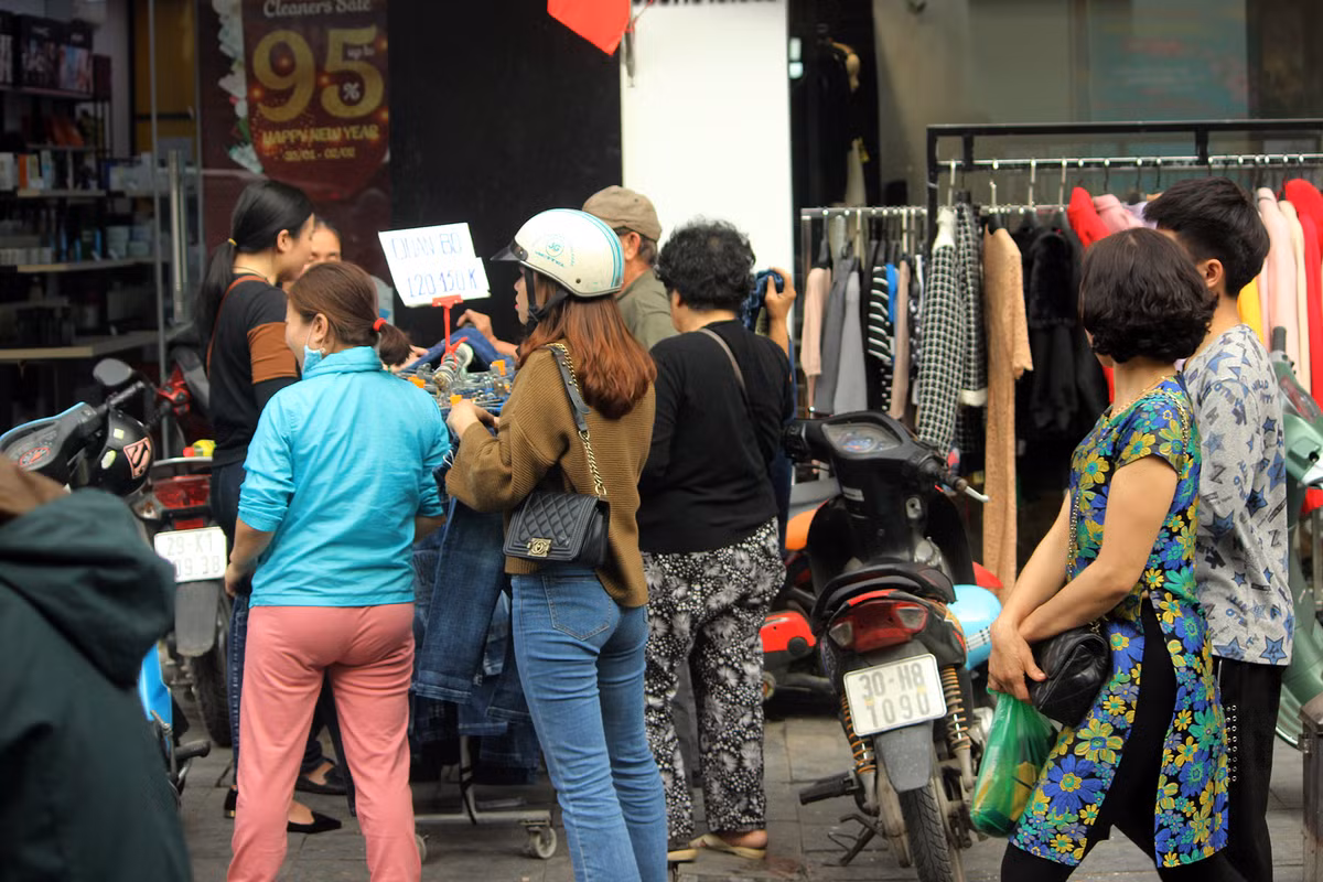 Chỉ khoảng 4 đến 5 người xúm lại xem quần áo bày bán lấn chiếm vỉa hè là cả đoạn đường đó bắt đầu hỗn loạn.