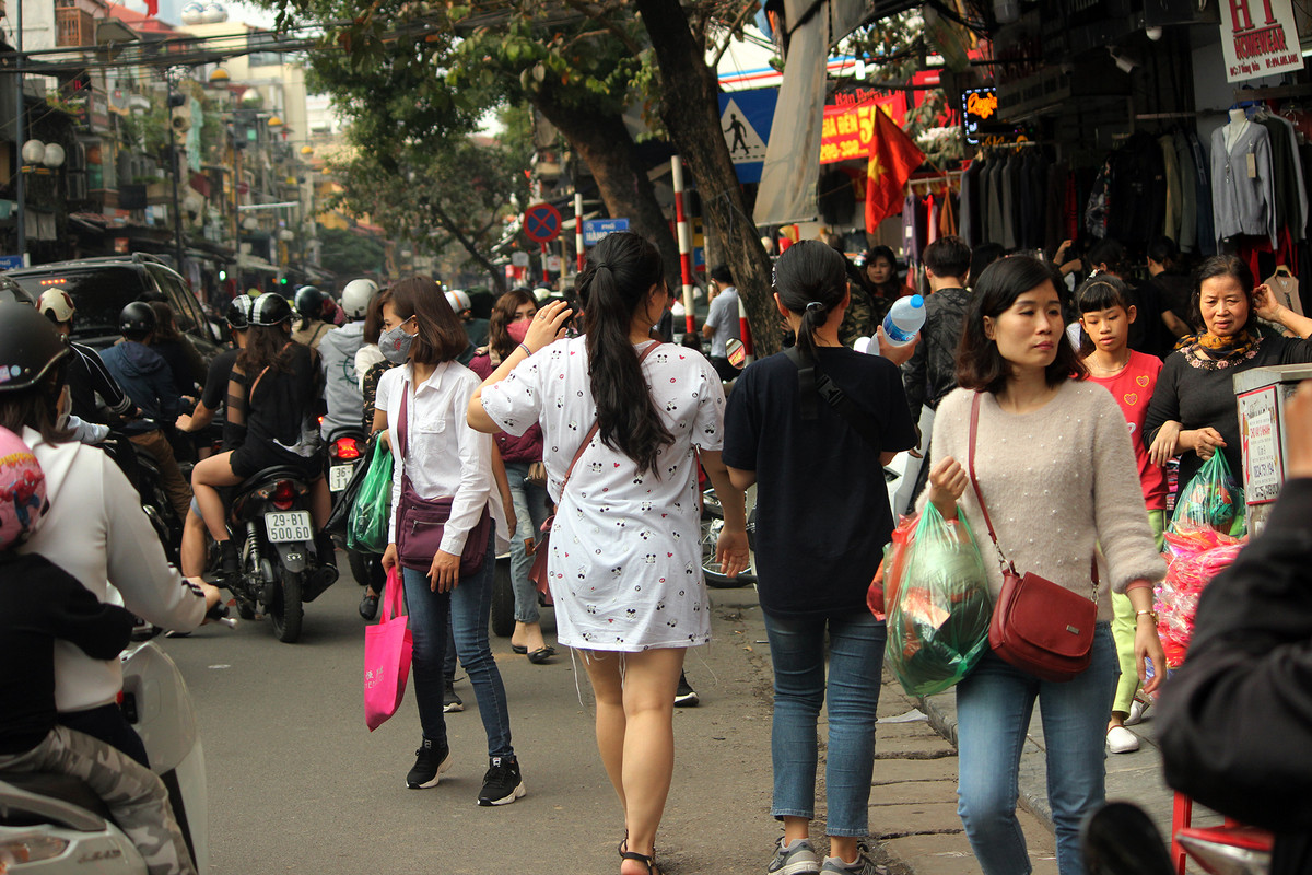 Người đi bộ tràn hết xuống lòng đường khiến giao thông qua các tuyến phố trung tâm thêm phần hỗn loạn.