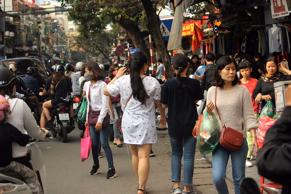 Người đi bộ tràn hết xuống lòng đường khiến giao thông qua các tuyến phố trung tâm thêm phần hỗn loạn.