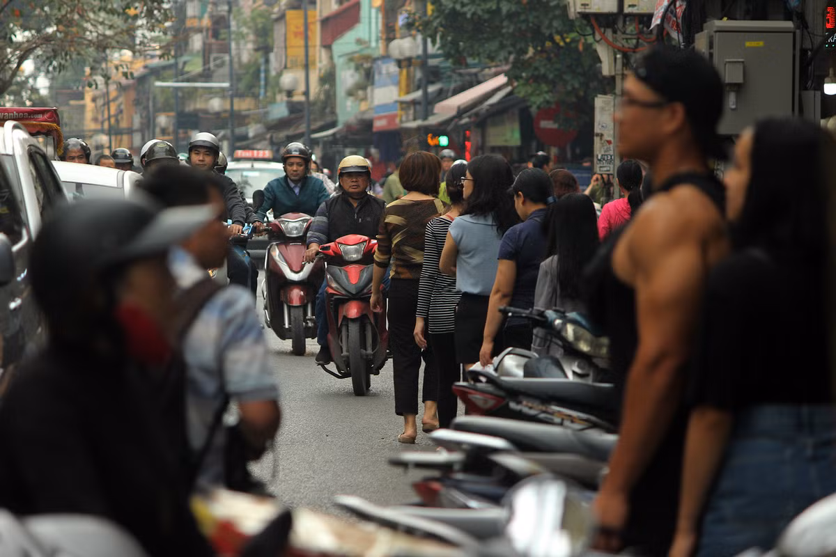 Những người đi bộ bị đẩy xuống lòng đường khiến các phương tiện tham gia lưu thông bị cản trở.