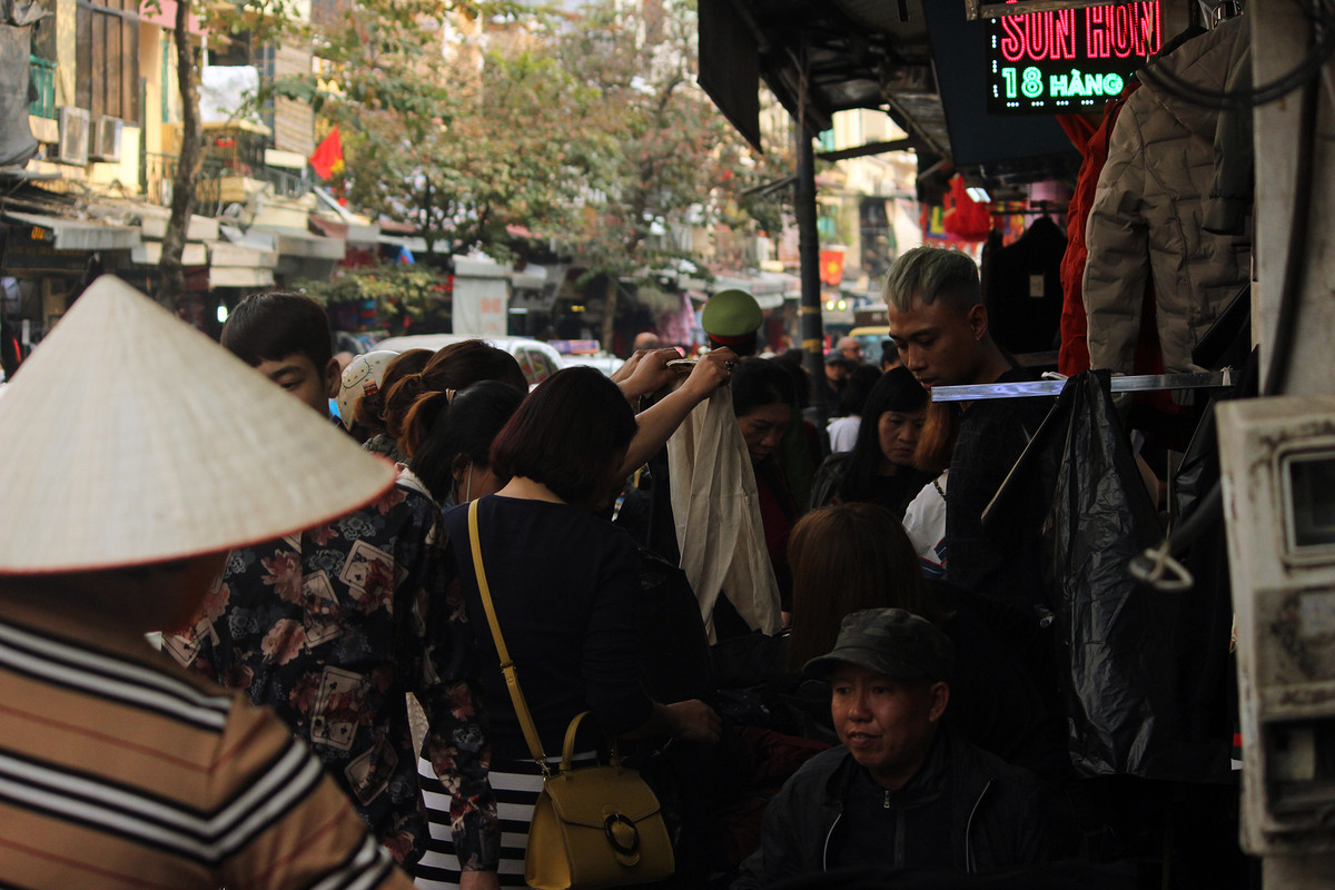 Việc cảnh sát "thả" cho chủ cửa hàng chiếm dụng vỉa hè đẩy người đi bộ xuống lòng đường, cản trở giao thông rất phản cảm.