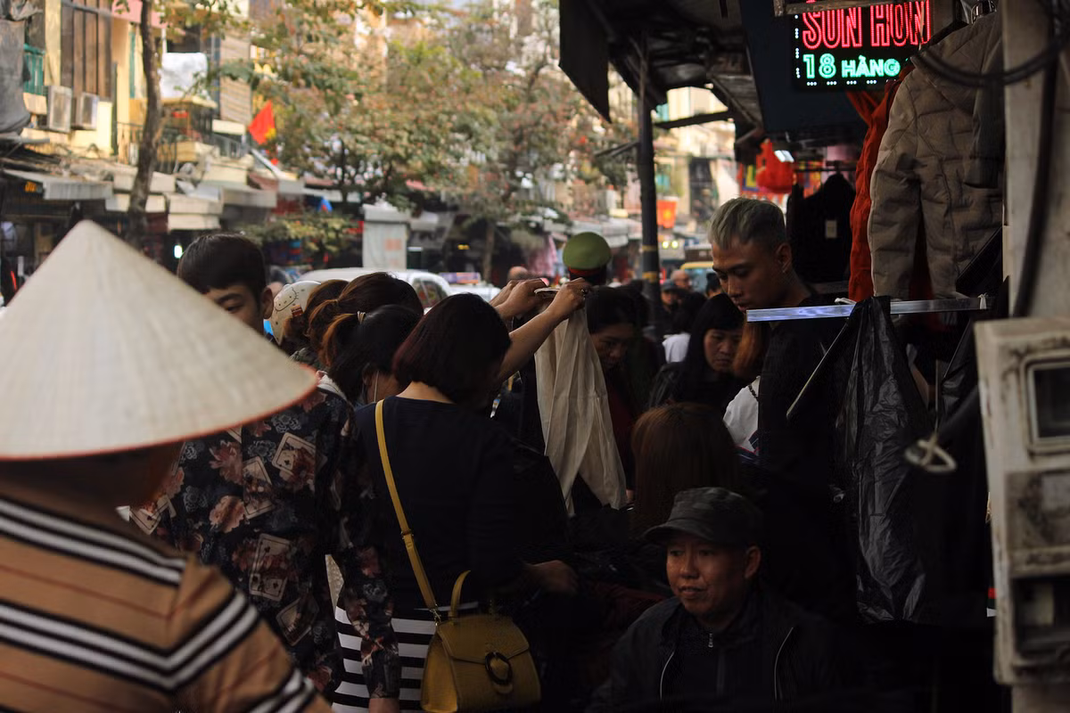 Việc cảnh sát "thả" cho chủ cửa hàng chiếm dụng vỉa hè đẩy người đi bộ xuống lòng đường, cản trở giao thông rất phản cảm.