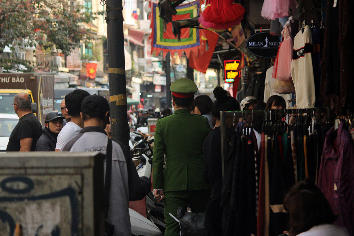 Thậm chí thời điểm PV ghi nhận có bóng dáng lực lượng công an đi tuần tra nhưng họ chỉ "nhắc nhẹ" rồi nhanh chóng lướt qua.