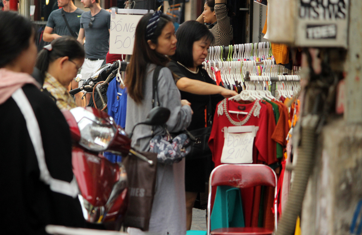 Diện tích phần đường vỉa hè dành cho người đi bộ không còn.