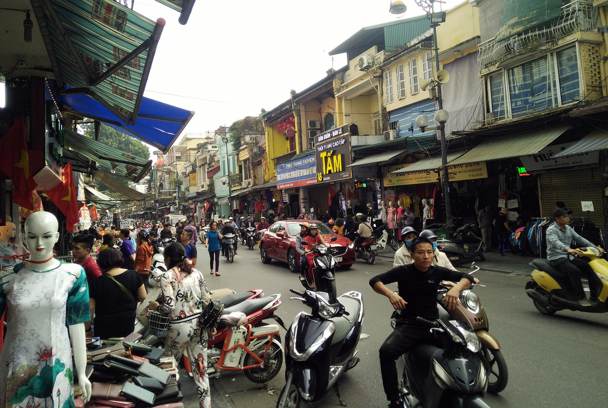 Via he pho co bi hang hoa “nuot chung”, canh sat luon lach tim loi thoat