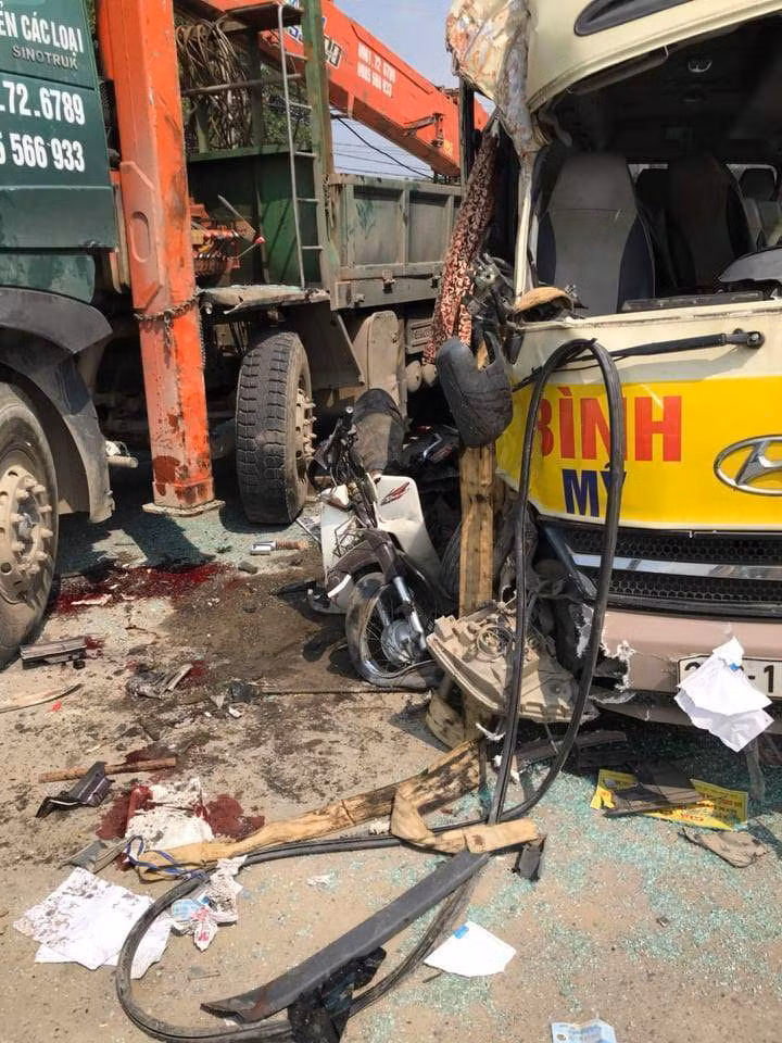 Tai nan lien hoan tren Dai lo Thang Long, 3 nguoi thuong vong