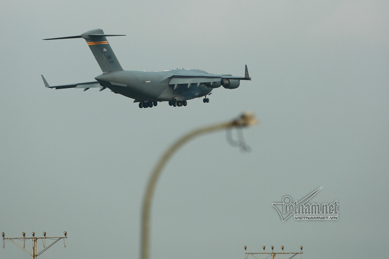 May bay van tai C-17 My lien tuc cat, ha canh tai Noi Bai
