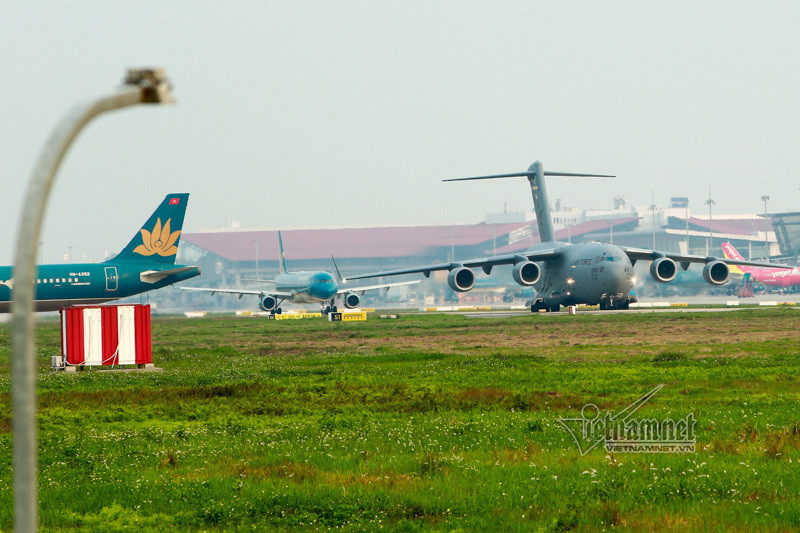 May bay van tai C-17 My lien tuc cat, ha canh tai Noi Bai-Hinh-3