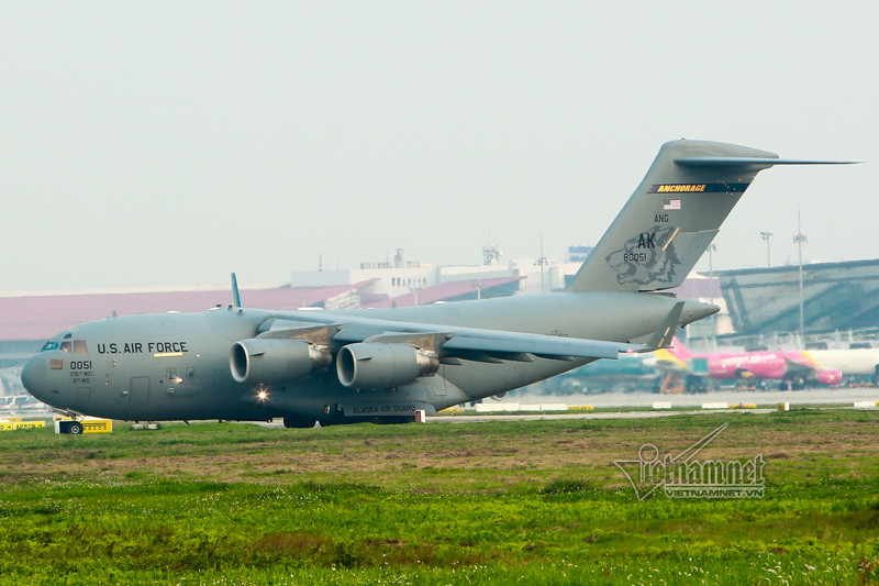 May bay van tai C-17 My lien tuc cat, ha canh tai Noi Bai-Hinh-6