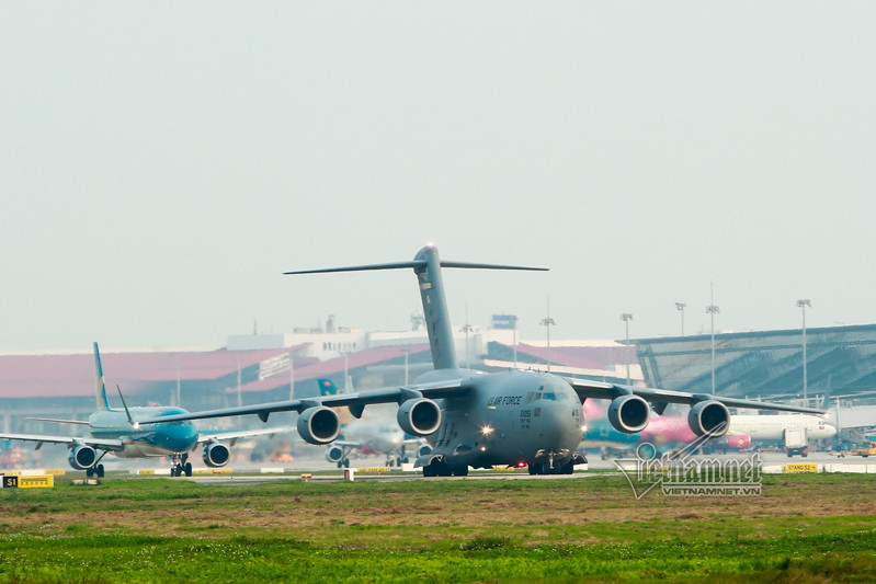 May bay van tai C-17 My lien tuc cat, ha canh tai Noi Bai-Hinh-4